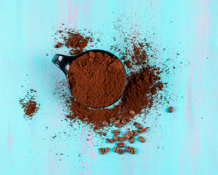 top-view-ground-coffee-cup-with-coffee-beans-blue-surface2